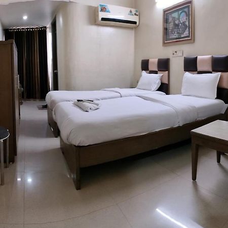 Hotel Zenith Surat Esterno foto