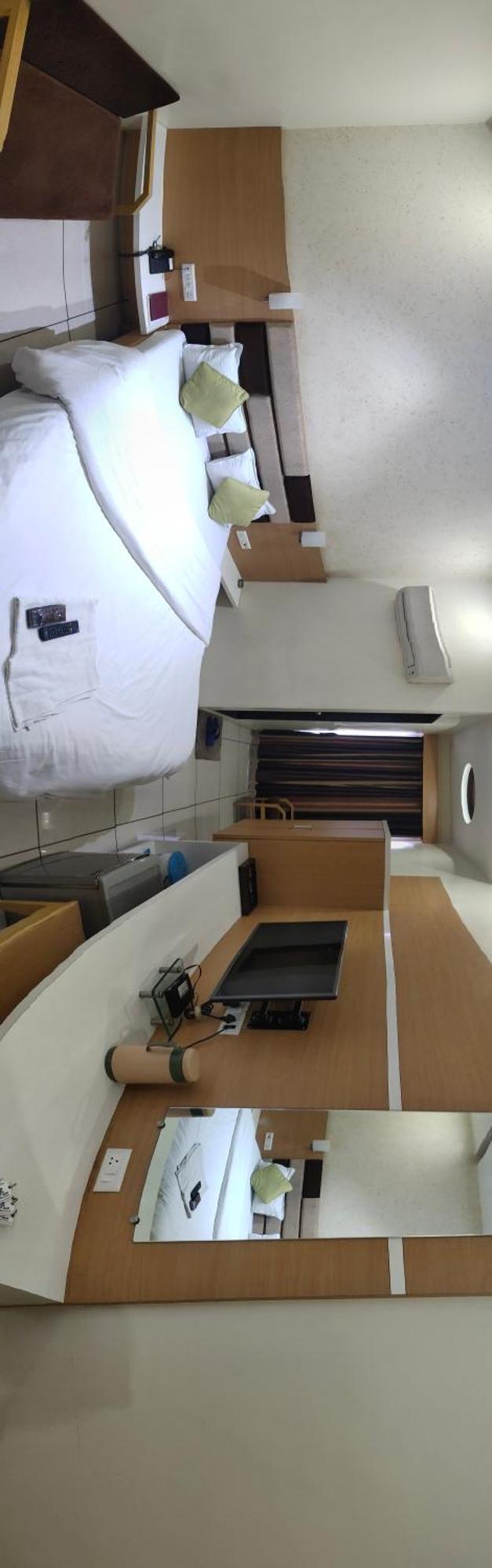 Hotel Zenith Surat Esterno foto