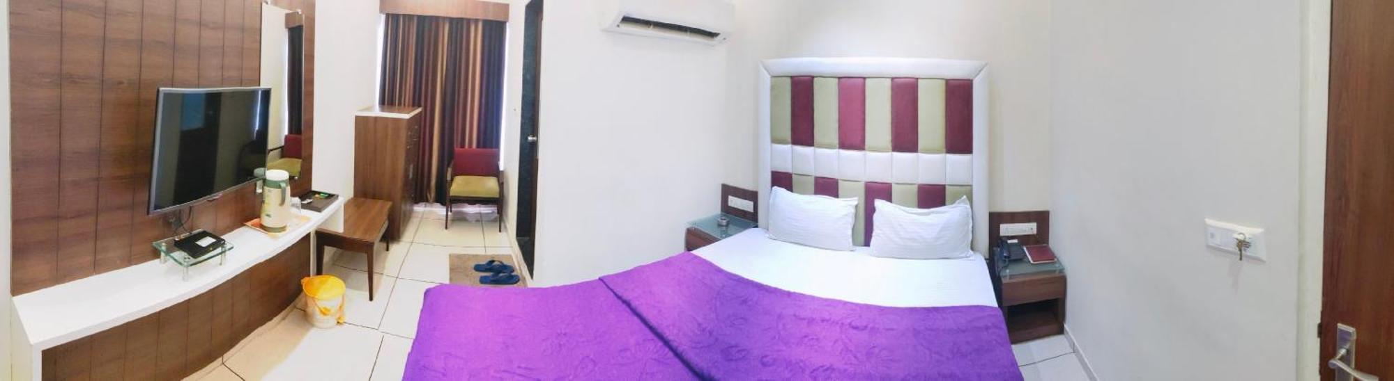 Hotel Zenith Surat Esterno foto