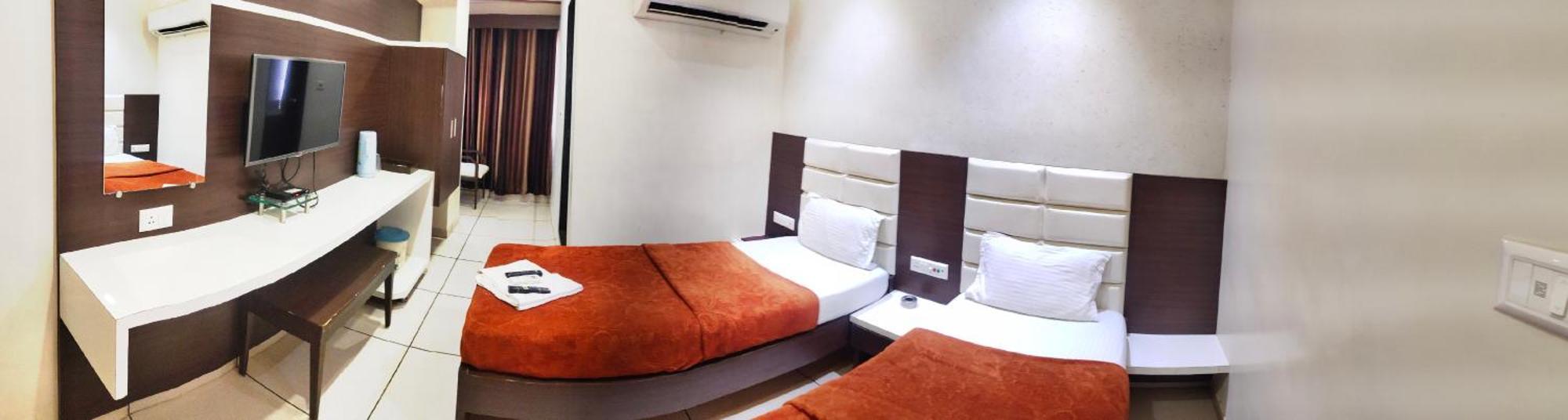 Hotel Zenith Surat Esterno foto