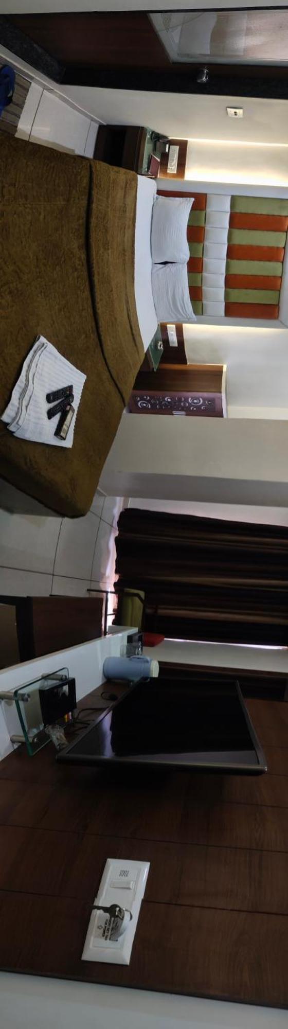 Hotel Zenith Surat Esterno foto