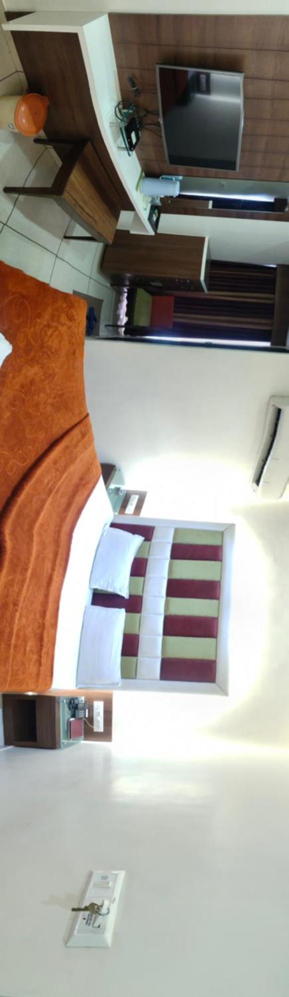 Hotel Zenith Surat Esterno foto