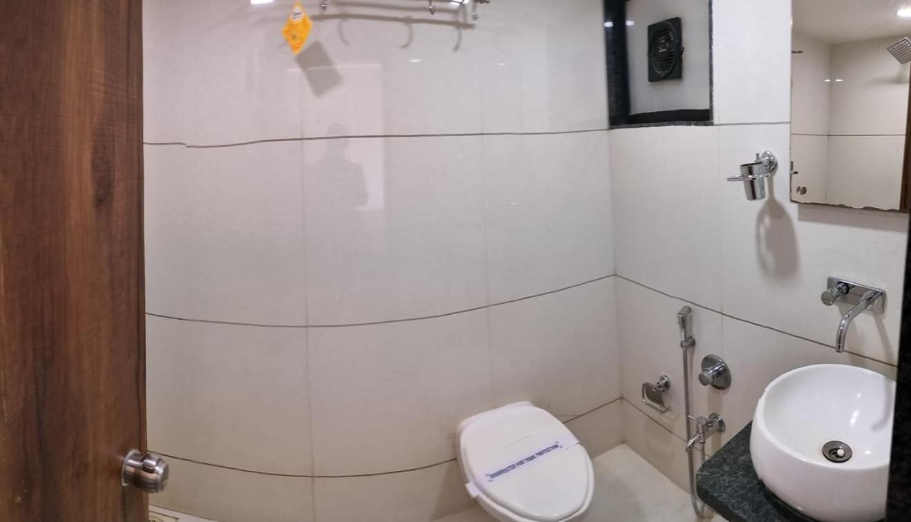 Hotel Zenith Surat Esterno foto