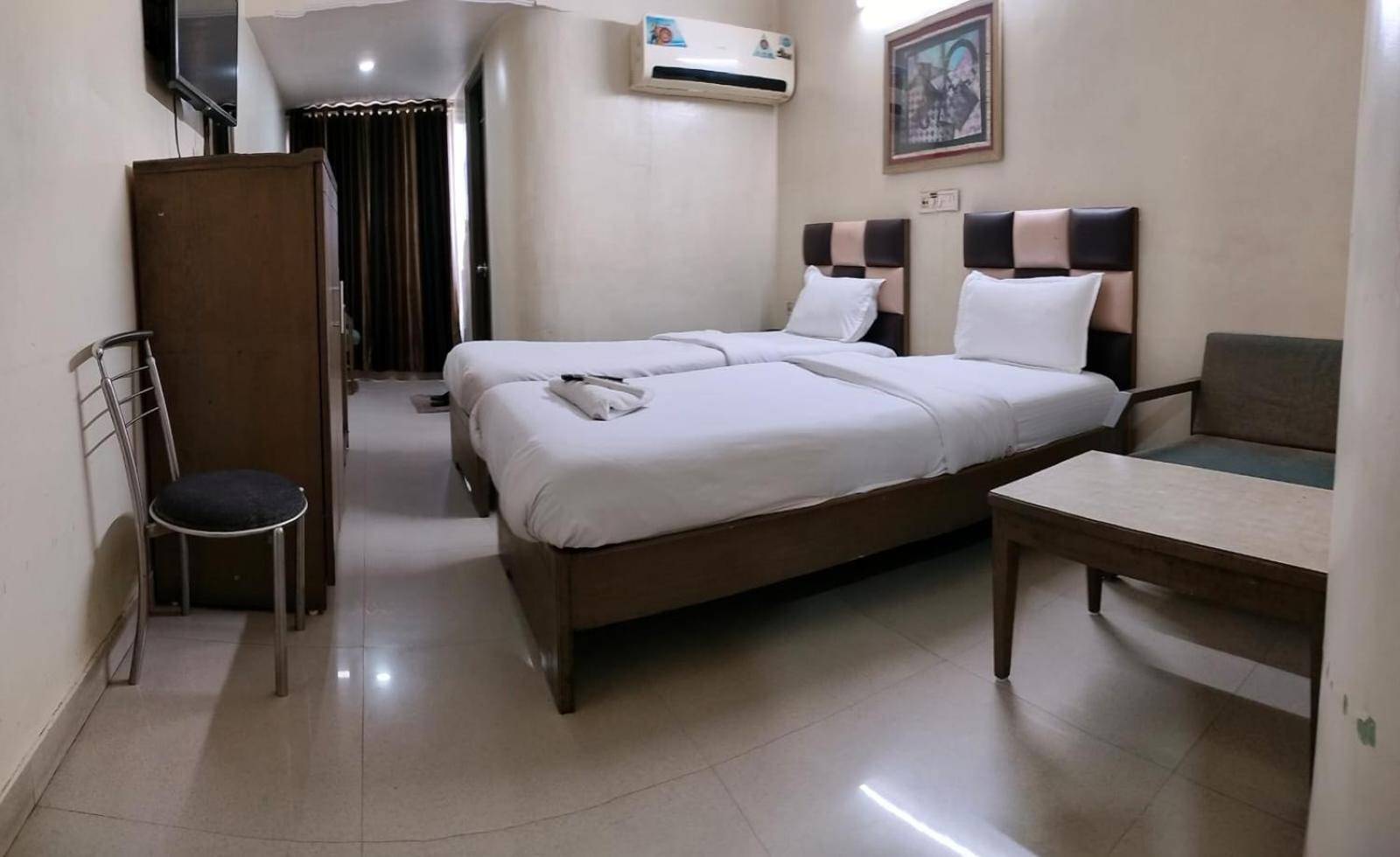 Hotel Zenith Surat Esterno foto