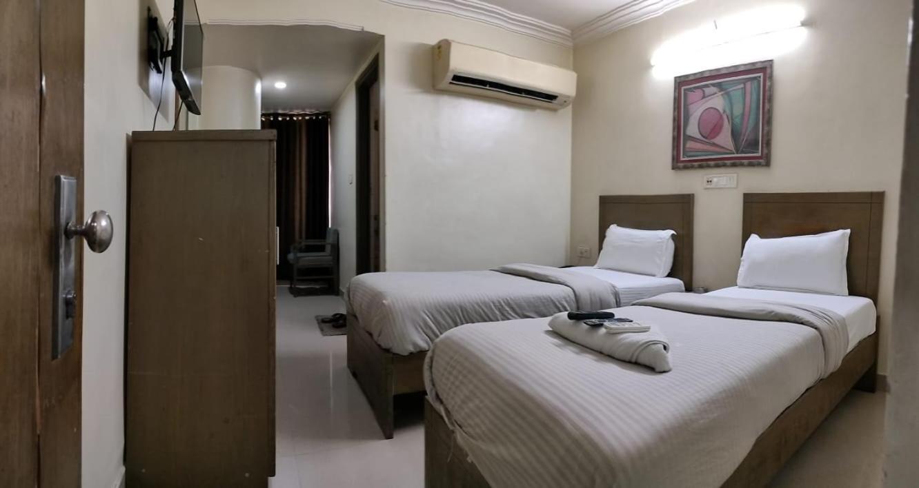 Hotel Zenith Surat Esterno foto
