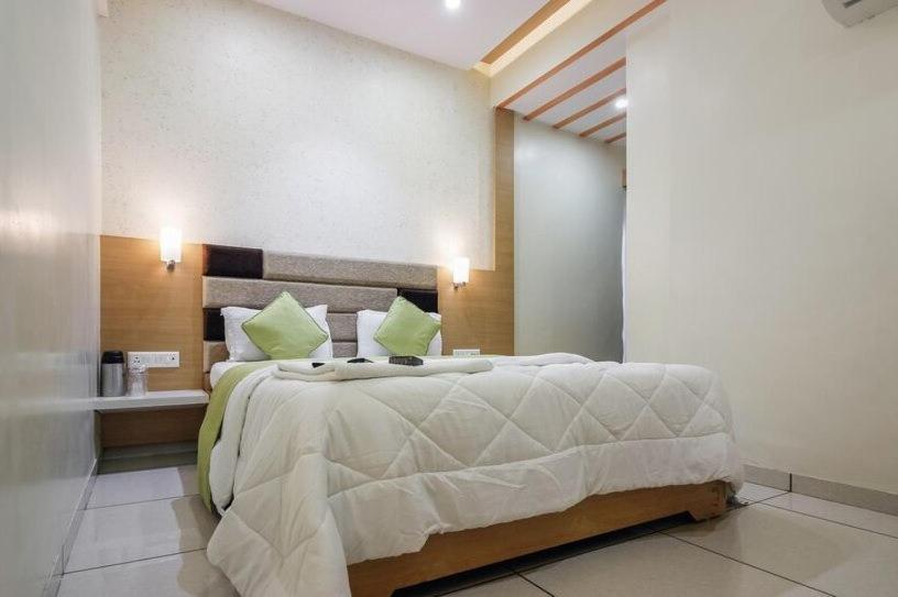 Hotel Zenith Surat Esterno foto