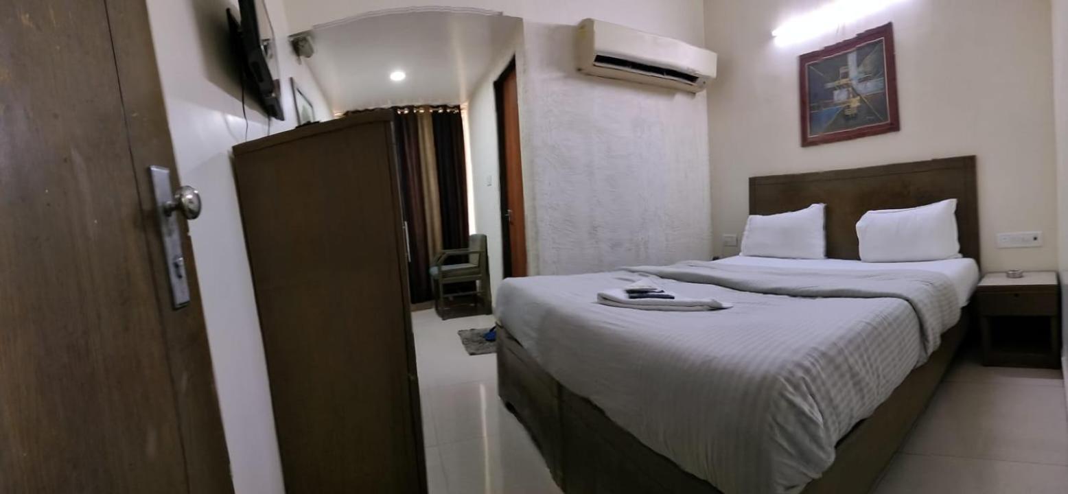 Hotel Zenith Surat Esterno foto