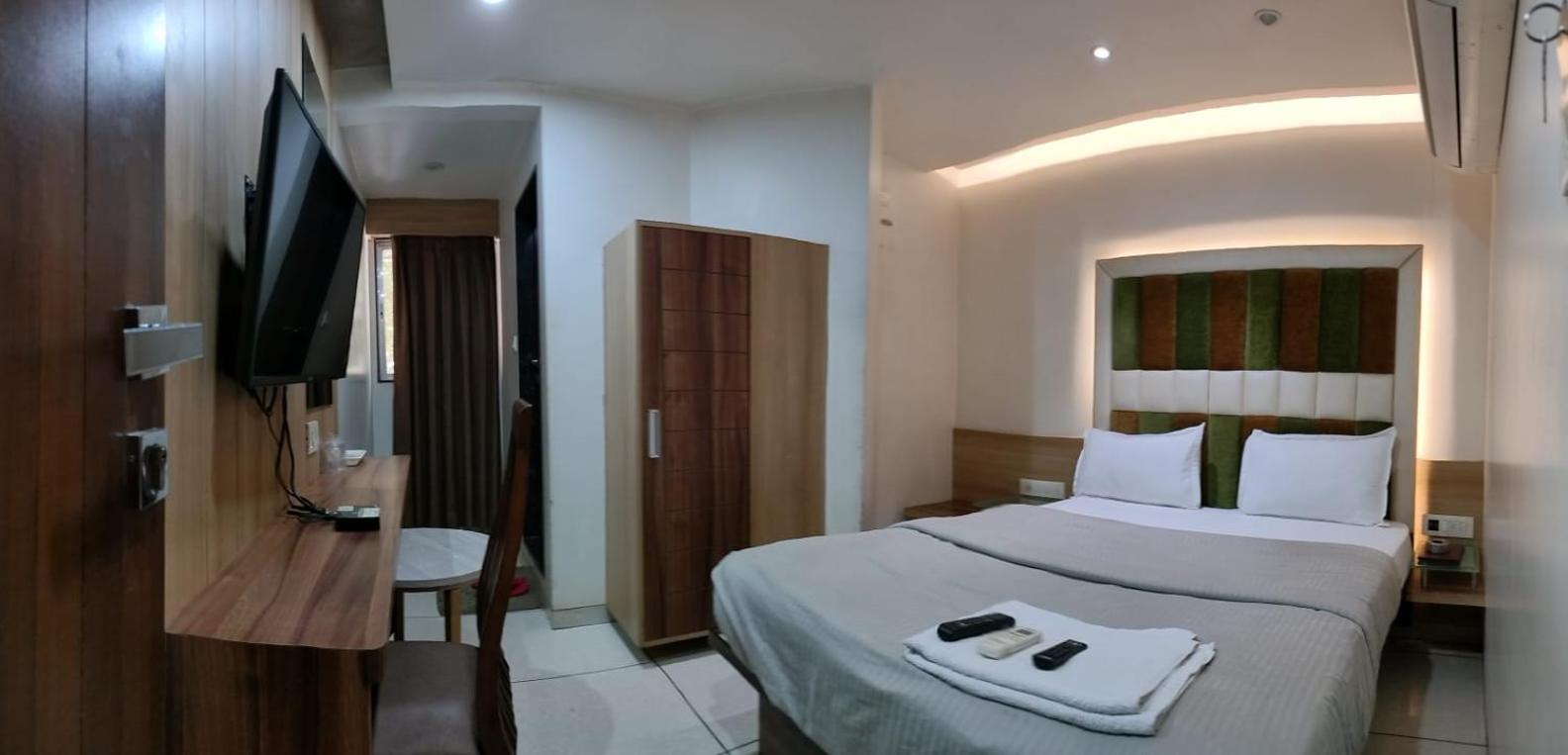Hotel Zenith Surat Esterno foto