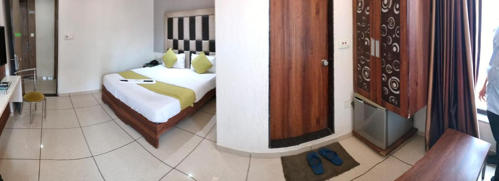 Hotel Zenith Surat Esterno foto