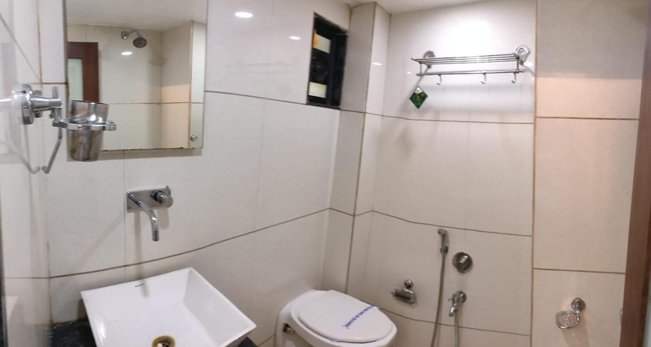 Hotel Zenith Surat Esterno foto