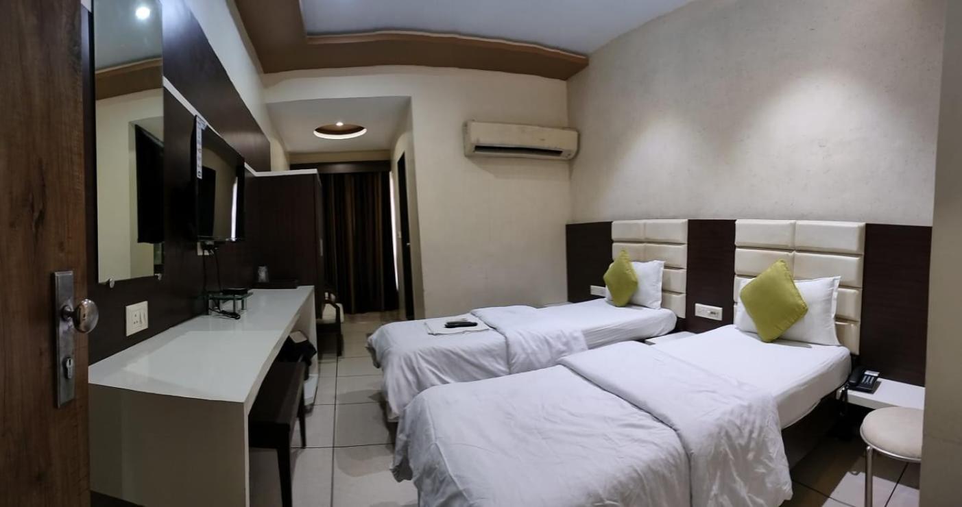 Hotel Zenith Surat Esterno foto