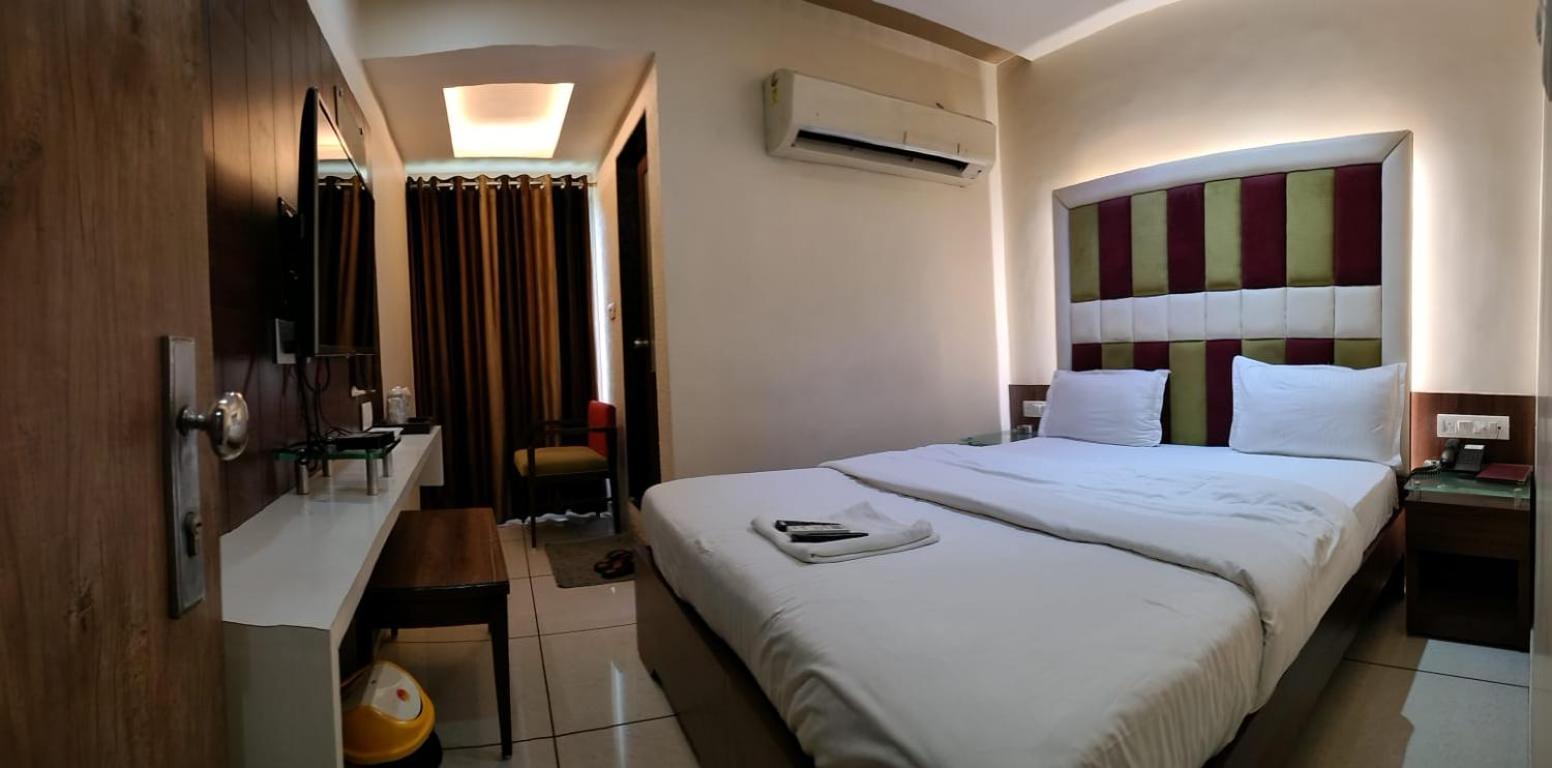 Hotel Zenith Surat Esterno foto