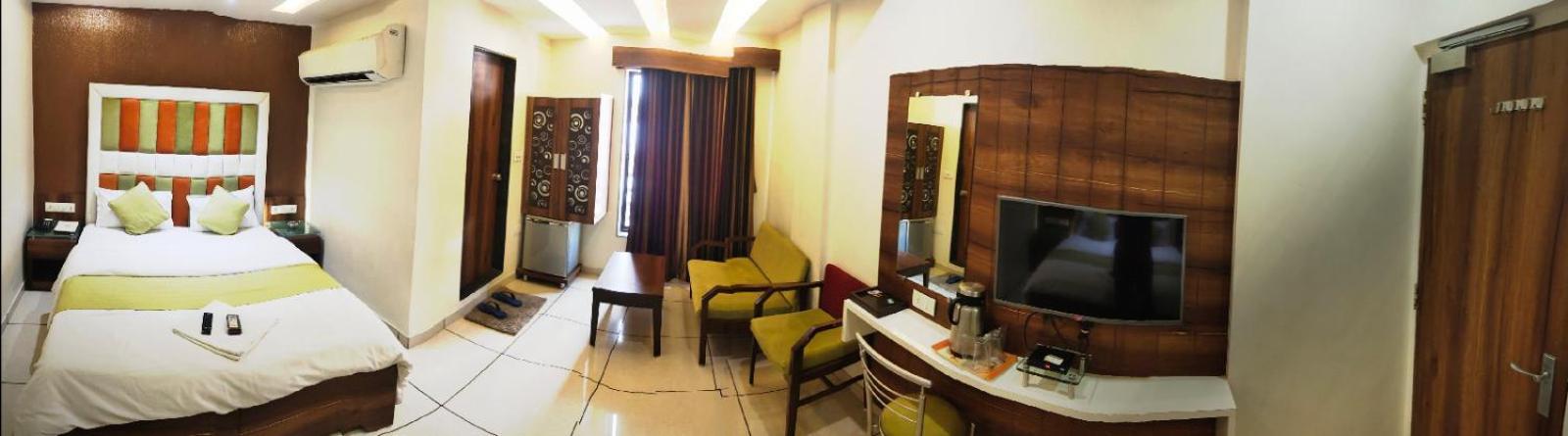 Hotel Zenith Surat Esterno foto