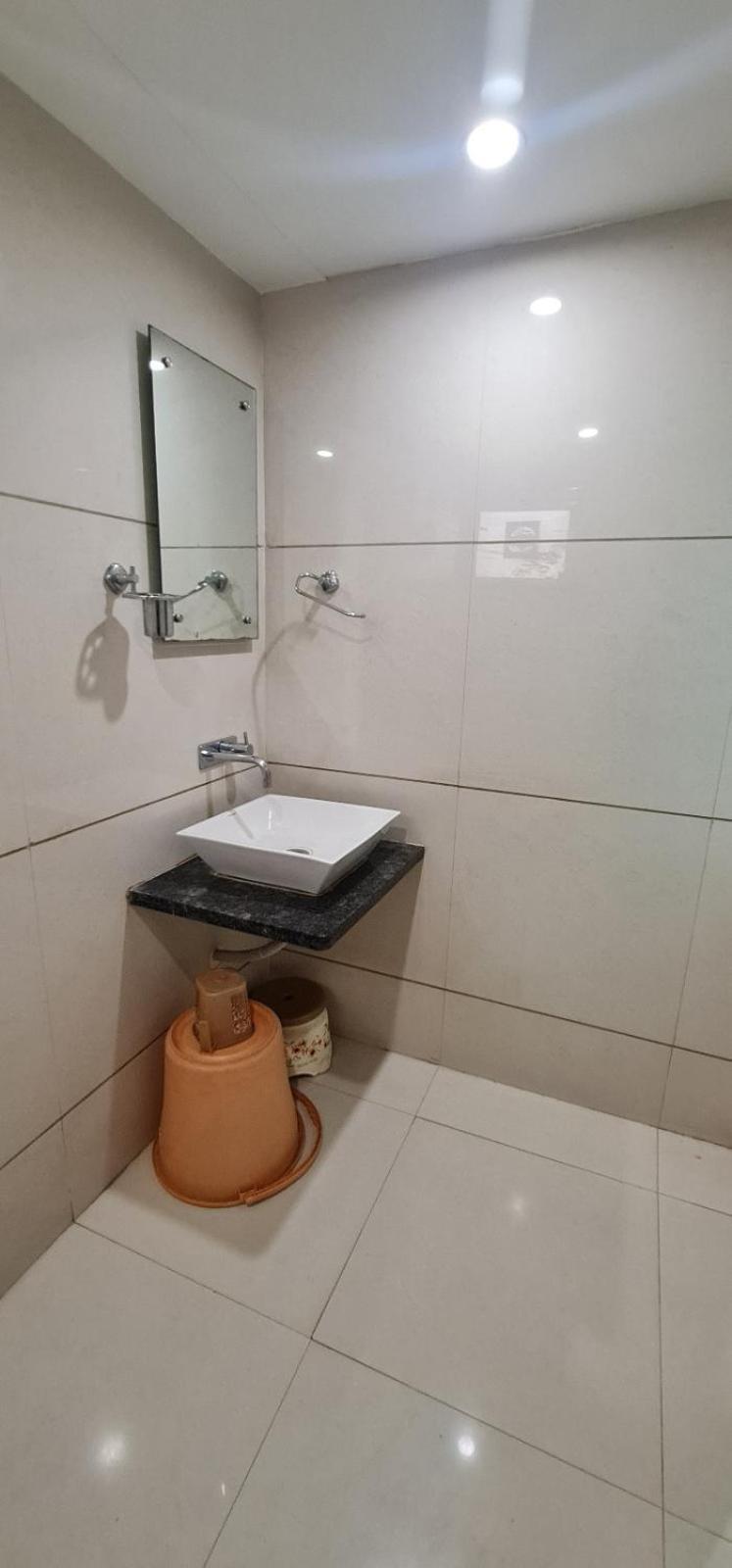 Hotel Zenith Surat Esterno foto