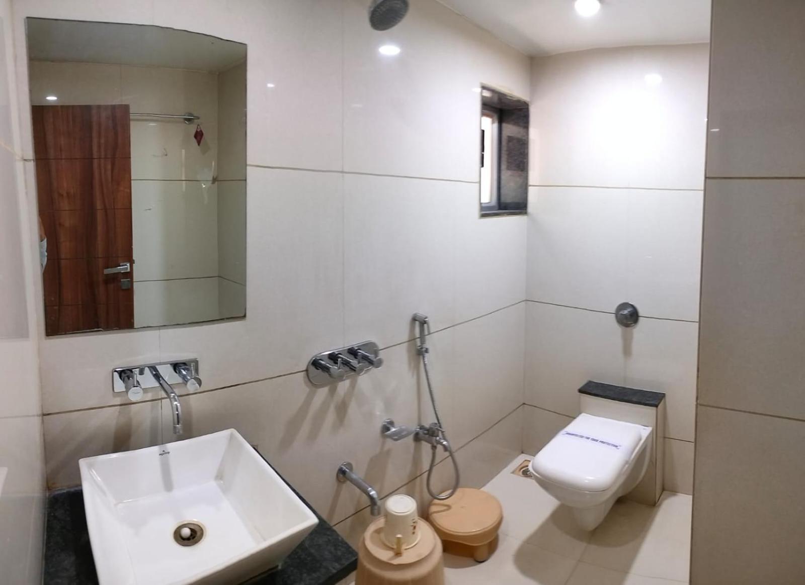 Hotel Zenith Surat Esterno foto