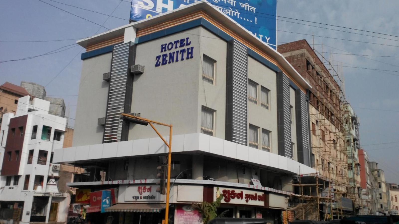 Hotel Zenith Surat Esterno foto