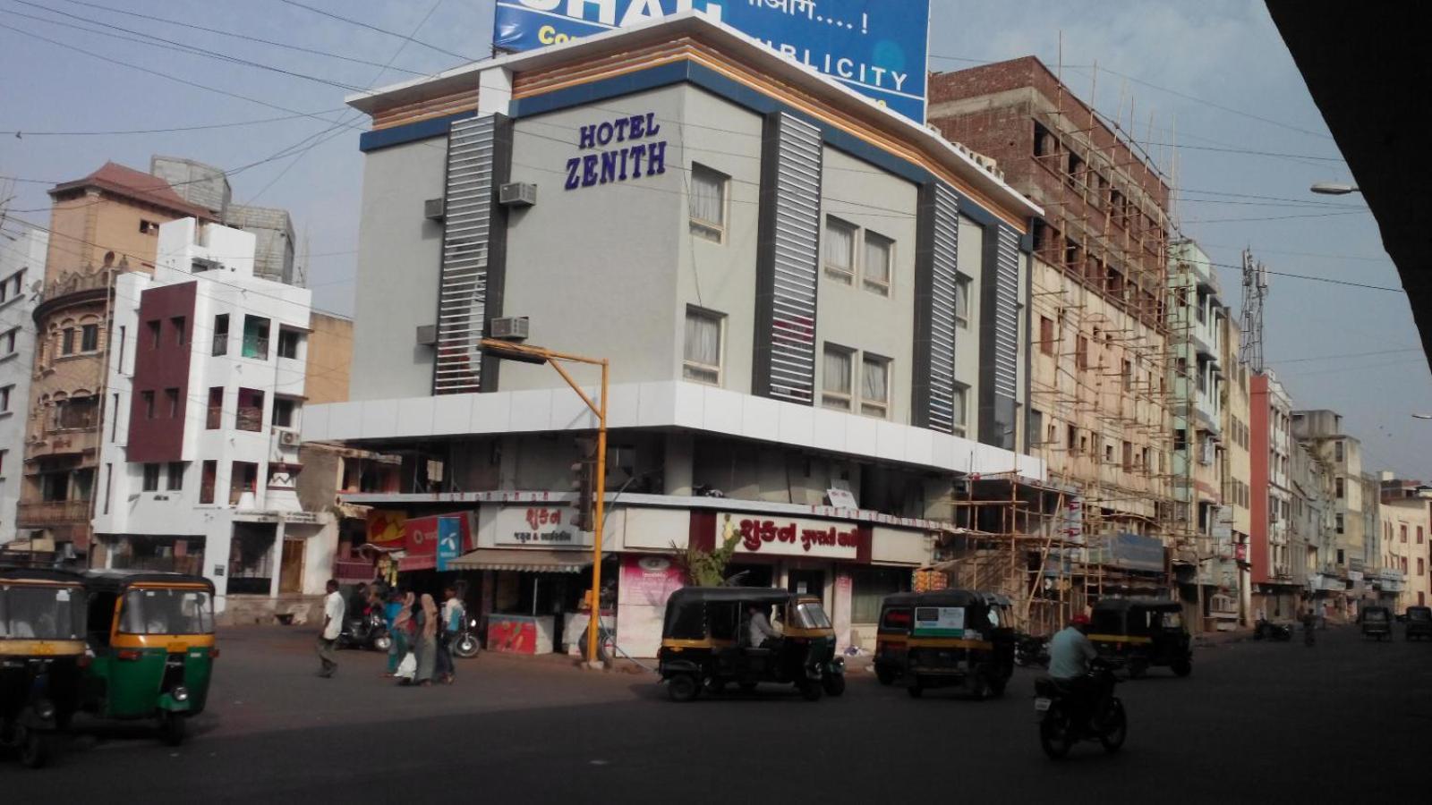 Hotel Zenith Surat Esterno foto