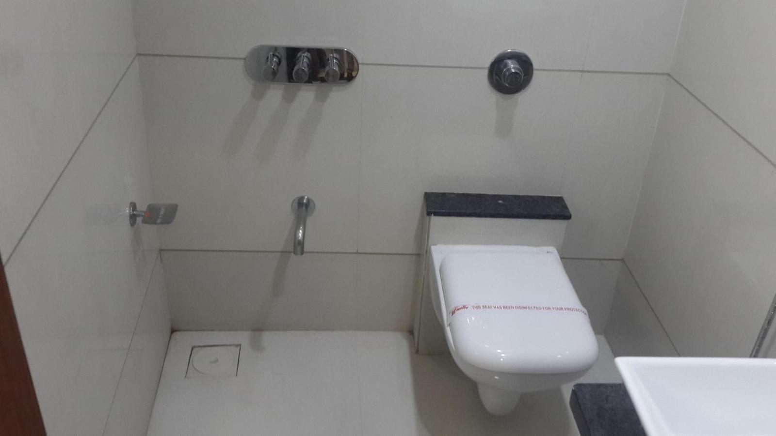 Hotel Zenith Surat Esterno foto