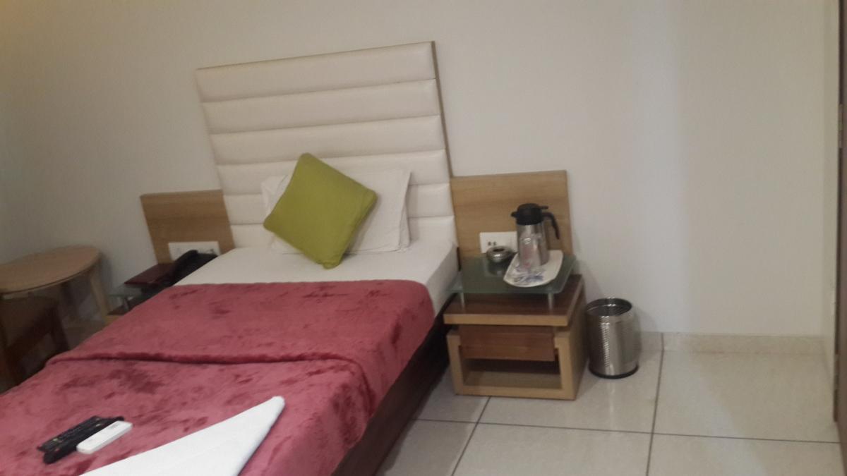 Hotel Zenith Surat Esterno foto