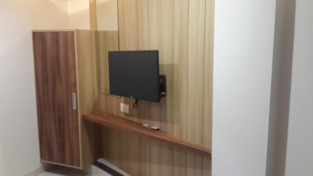 Hotel Zenith Surat Esterno foto