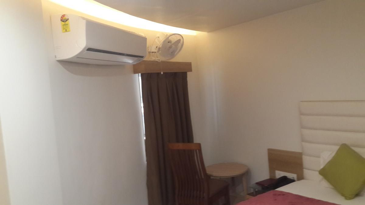Hotel Zenith Surat Esterno foto