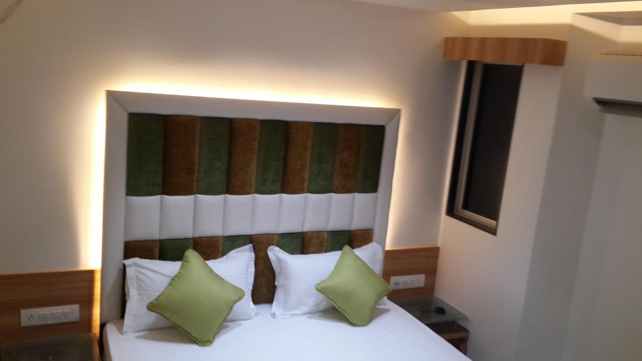 Hotel Zenith Surat Esterno foto