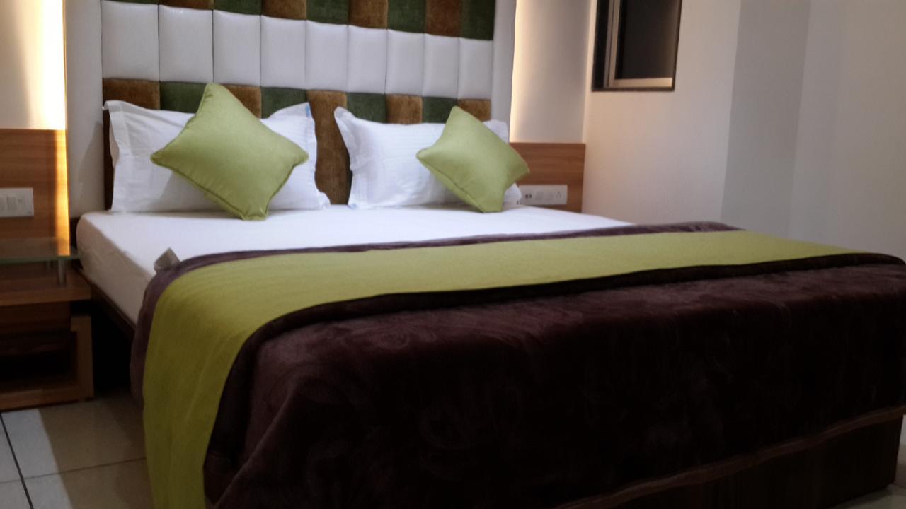 Hotel Zenith Surat Esterno foto