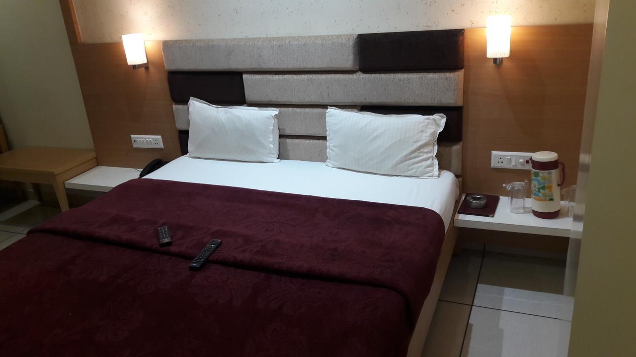 Hotel Zenith Surat Esterno foto