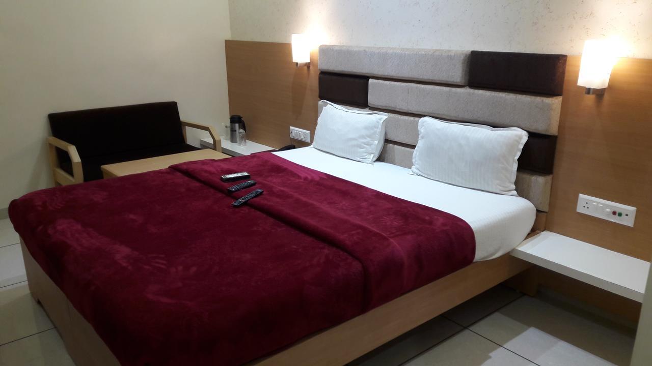 Hotel Zenith Surat Esterno foto
