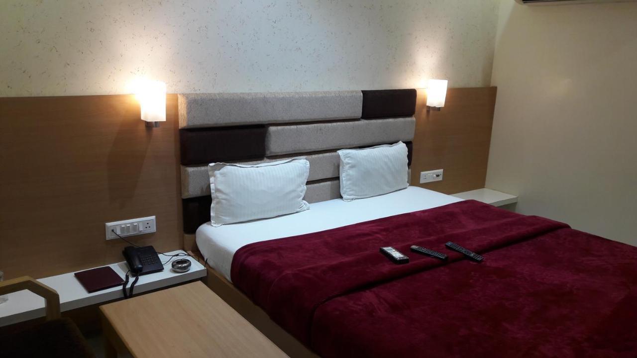Hotel Zenith Surat Esterno foto