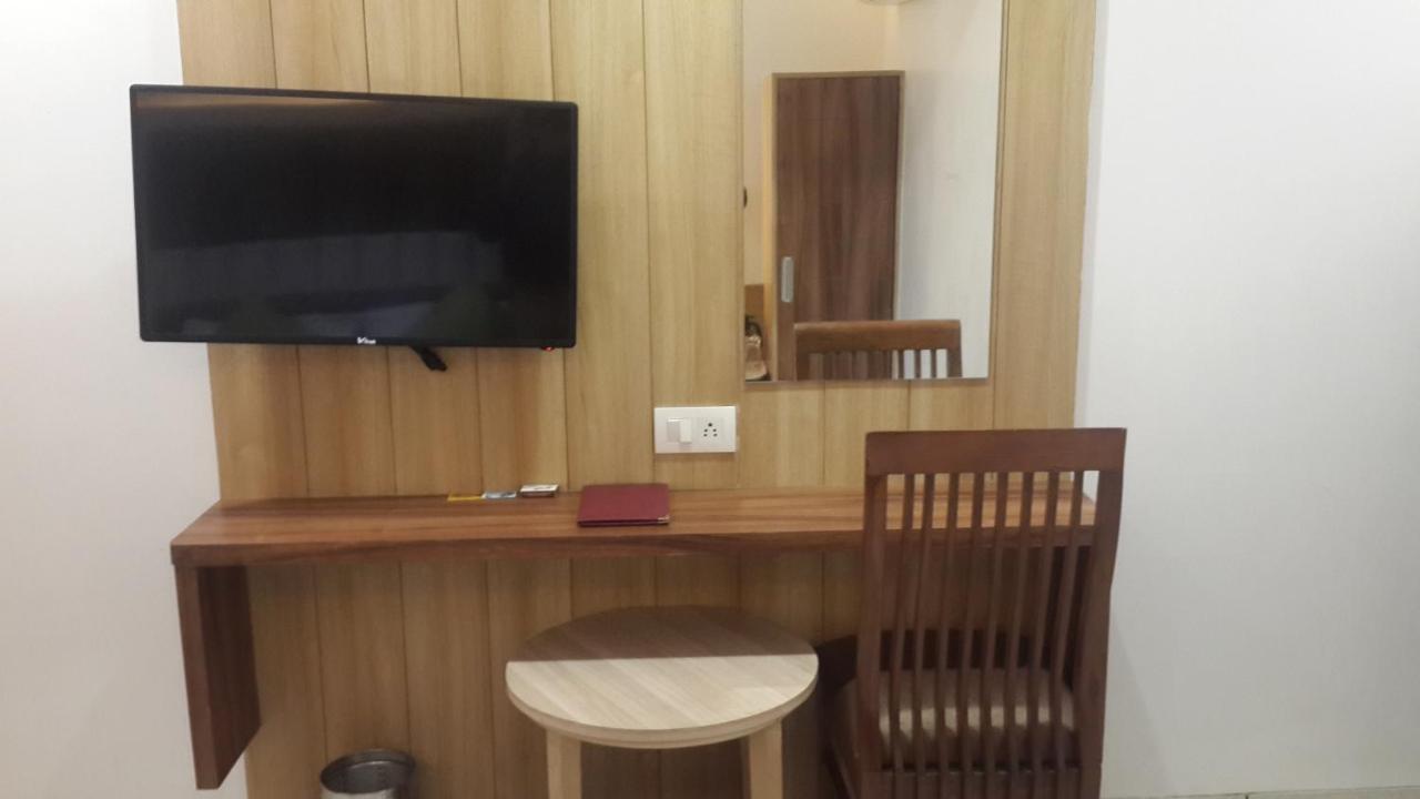 Hotel Zenith Surat Esterno foto